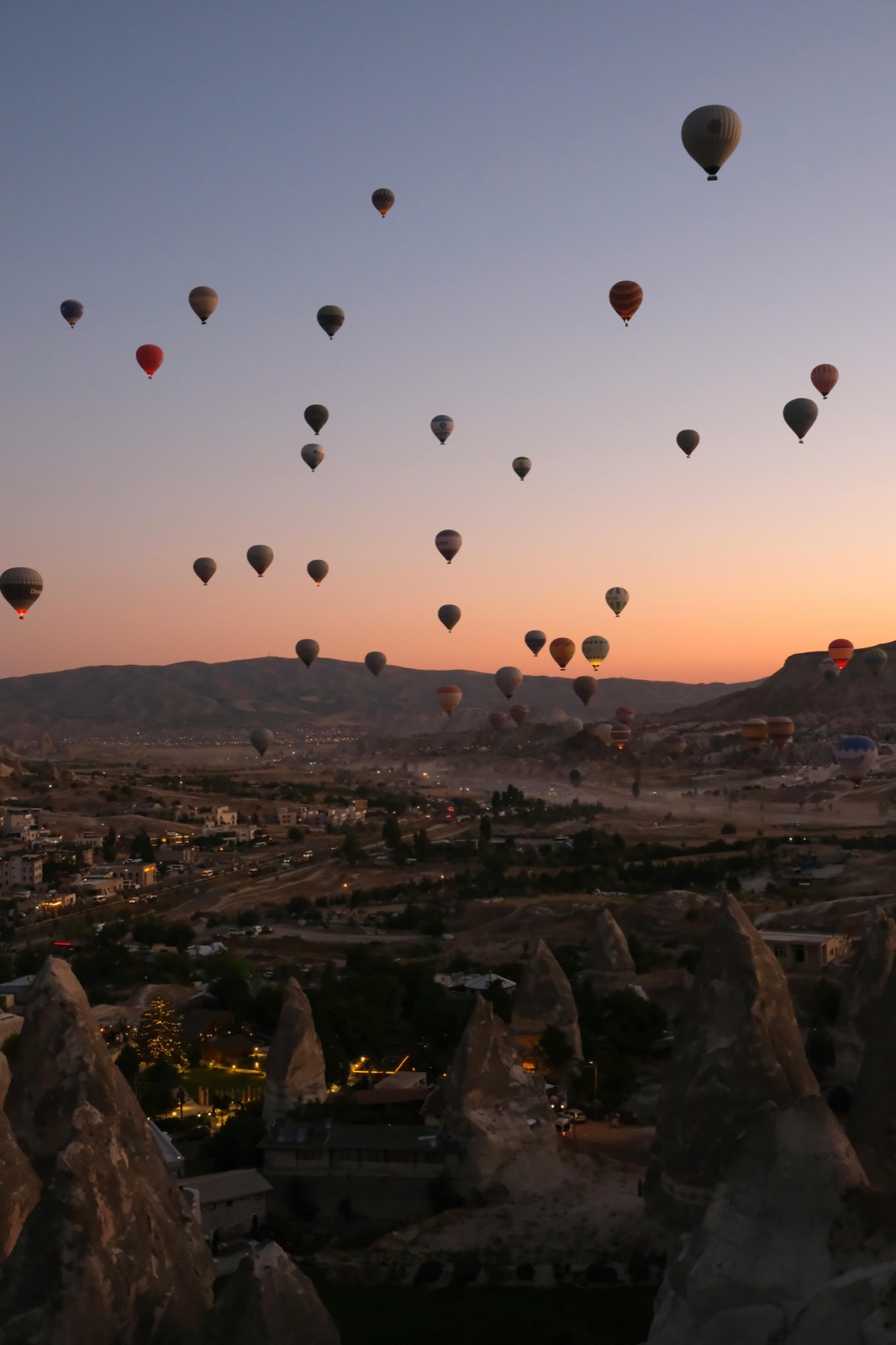 Mongolfiere all'alba sopra i camini di fata della Cappadocia in Anatolia centrale