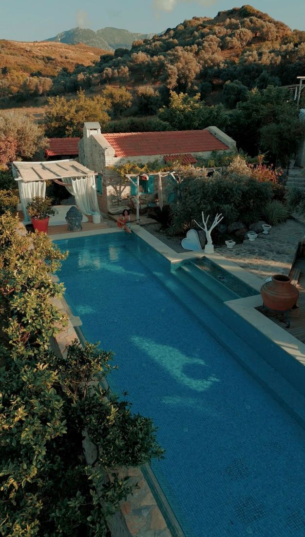 La piscina della tenuta Damyan Çiftliği tra le colline di Datça, al tramonto