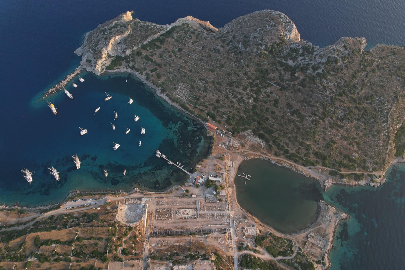 Veduta aerea dell'antica città di Knidos, i due porti e le barche all'ancora