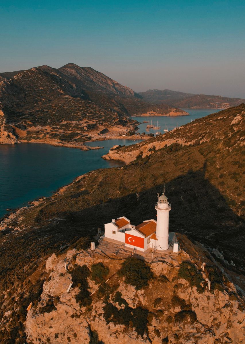 Il faro di Knidos con la bandiera turca, dove l'Egeo incontra il Mediterraneo, al tramonto