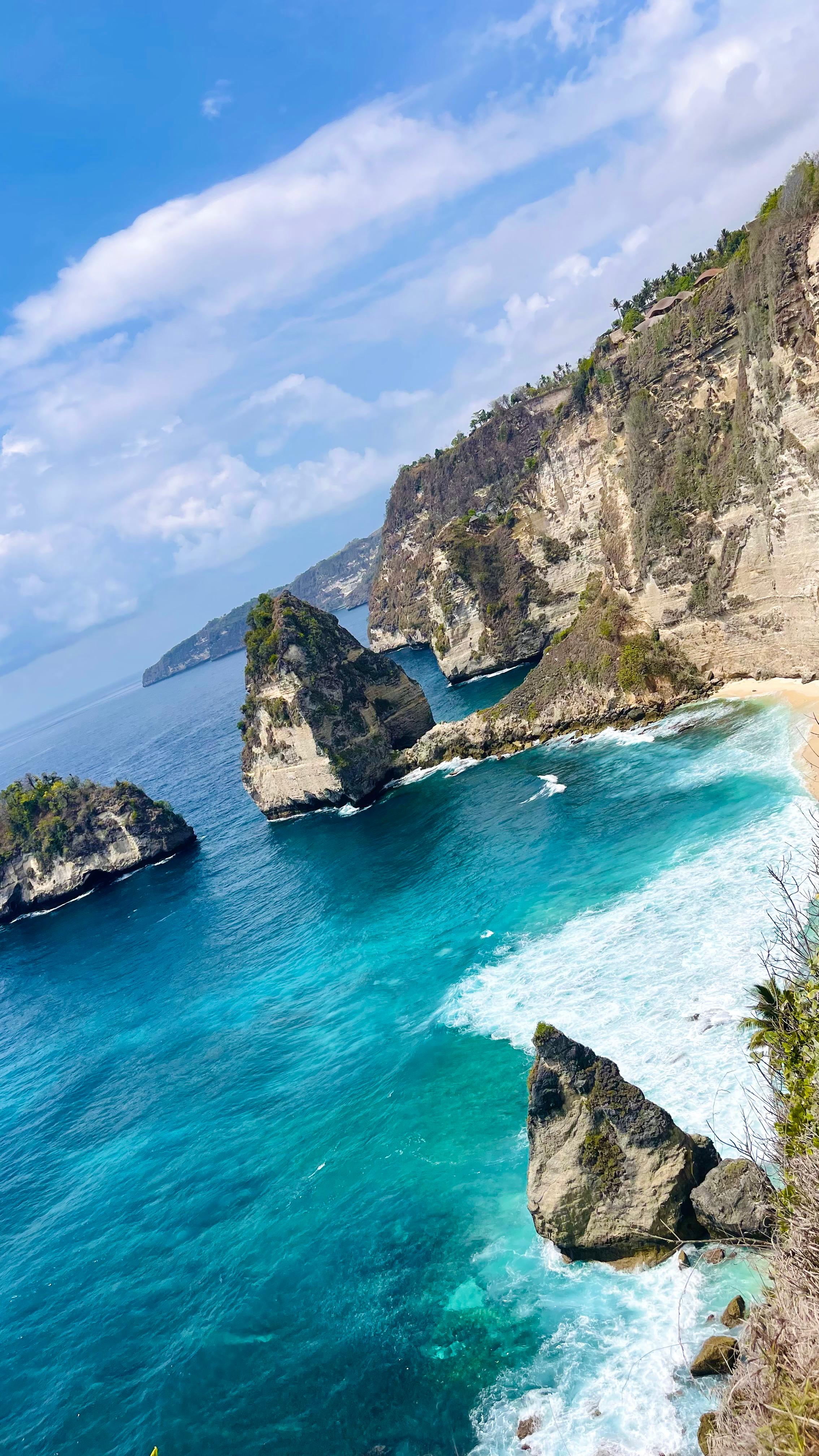 Scogliera di Nusa Penida a Bali con baia dal mare turchese e spiaggia nascosta